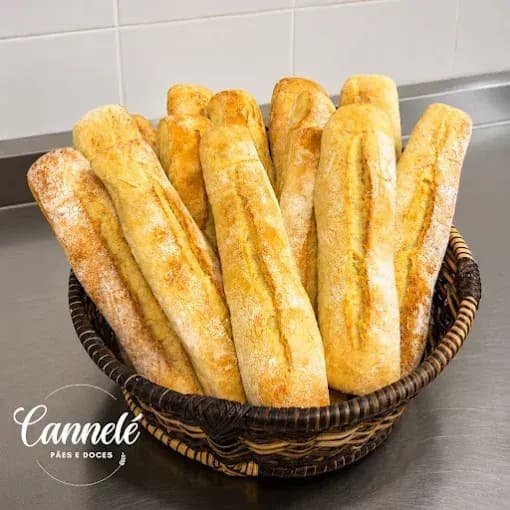 Baguetes artesanais em cesto de palha