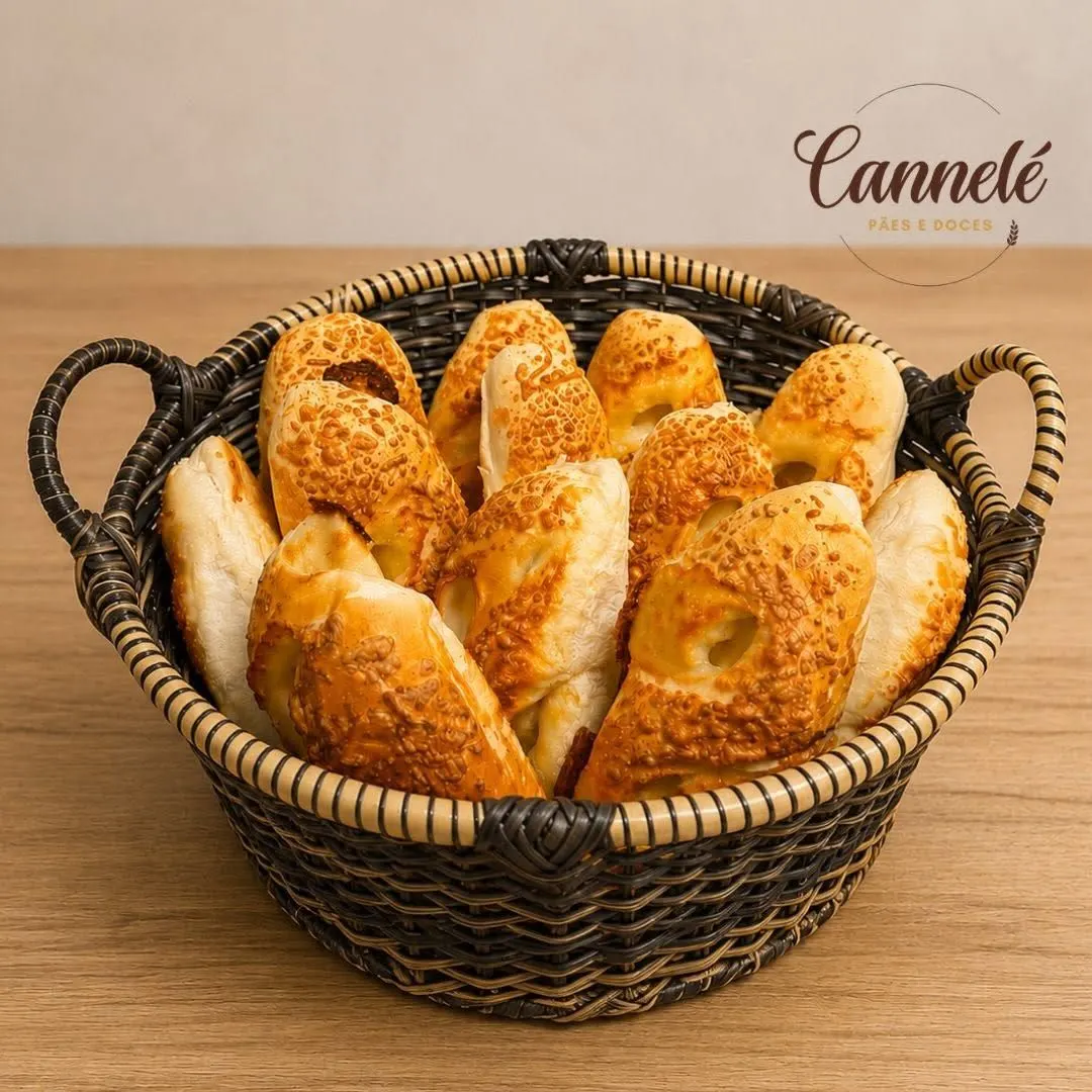 Pães com queijo gratinado em cesto de palha
