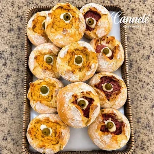 Pães recheados com azeitona em bandeja